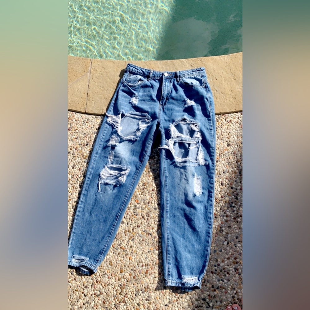 Riot high rise ripped jeans. Size M-L